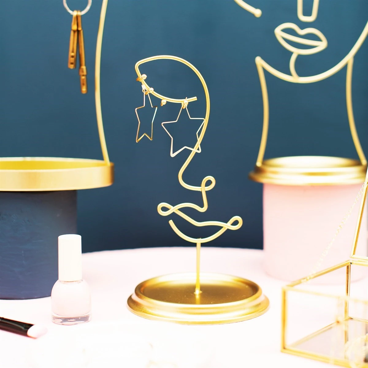 Leila Wire Gold Jewellery Stand - Image 3